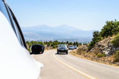 Serpentine Dağları 'ndaki araba. Yaz tatili. Özgürlük kavramı. Boşluğu kopyala