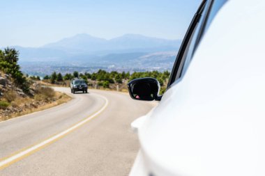 Serpentine Dağları 'ndaki araba. Yaz tatili. Özgürlük kavramı. Boşluğu kopyala