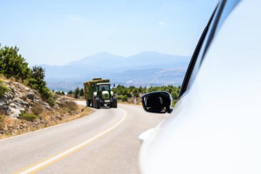 Serpentine Dağları 'ndaki araba. Yaz tatili. Özgürlük kavramı. Boşluğu kopyala