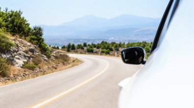 Serpentine Dağları 'ndaki araba. Yaz tatili. Özgürlük kavramı. Boşluğu kopyala