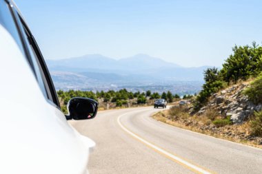 Serpentine Dağları 'ndaki araba. Yaz tatili. Özgürlük kavramı. Boşluğu kopyala