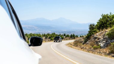 Serpentine Dağları 'ndaki araba. Yaz tatili. Özgürlük kavramı. Boşluğu kopyala