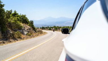 Serpentine Dağları 'ndaki araba. Yaz tatili. Özgürlük kavramı. Boşluğu kopyala