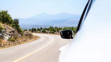 Serpentine Dağları 'ndaki araba. Yaz tatili. Özgürlük kavramı. Boşluğu kopyala