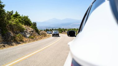 Serpentine Dağları 'ndaki araba. Yaz tatili. Özgürlük kavramı. Boşluğu kopyala