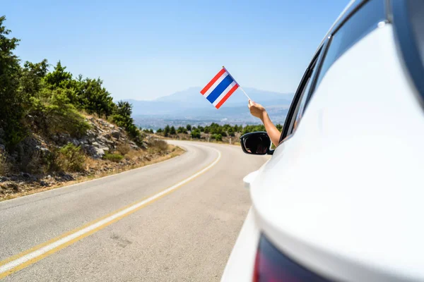 Femme Tenant Drapeau Thaïlandais Fenêtre Ouverte Voiture Conduisant Long Route — Photo