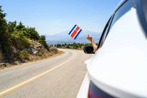 Γυναίκα Κρατώντας Σημαία Κόστα Ρίκα Από Ανοιχτό Παράθυρο Του Αυτοκινήτου — Φωτογραφία Αρχείου