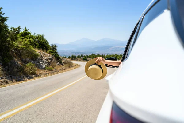 Autofahrerin Mit Strohhut Aus Dem Offenen Fenster Fahrt Auf Der — Stockfoto