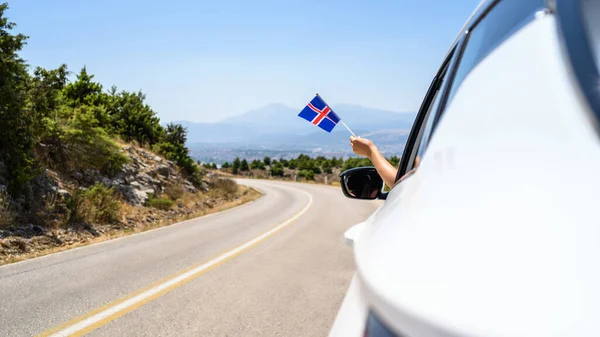Mulher Segurando Bandeira Islândia Partir Janela Carro Aberto Dirigindo Longo — Fotografia de Stock