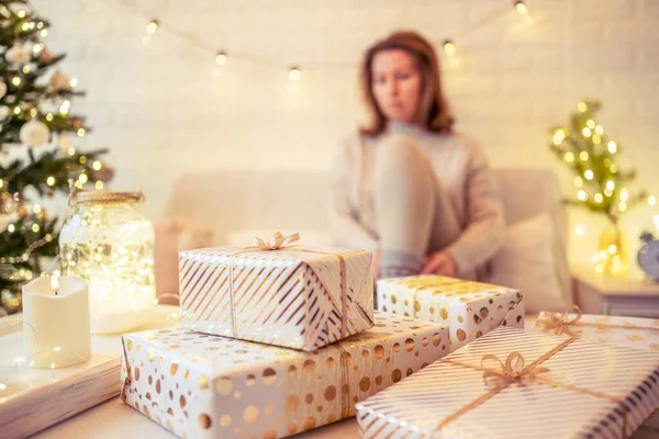Mujer Sentada Sofá Cerca Del Árbol Navidad Empacando Cajas Regalo —  Fotos de Stock