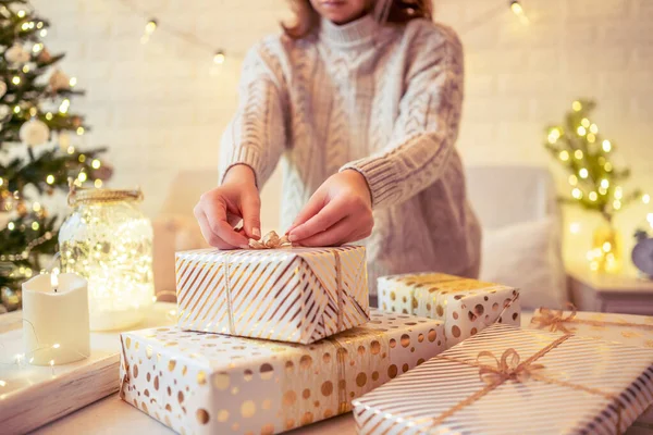 Žena Sedící Gauči Vánočního Stromku Balící Ručně Vyráběné Dárkové Krabice — Stock fotografie