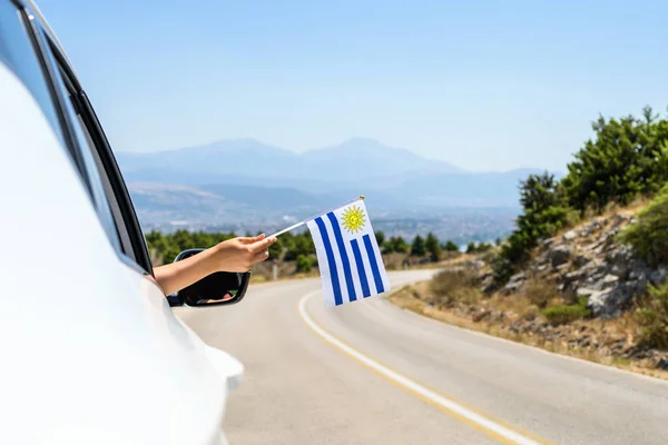 Γυναίκα Κρατώντας Σημαία Της Ουρουγουάης Από Ανοιχτό Παράθυρο Του Αυτοκινήτου — Φωτογραφία Αρχείου