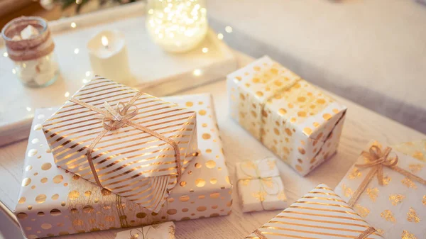 크리스마스 테이블 손으로 상자들 황금빛으로 빛나는 부드러운 — 스톡 사진