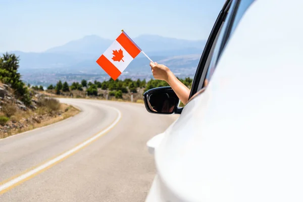 Frau Hält Kanada Fahne Aus Dem Offenen Autofenster Und Fährt — Stockfoto