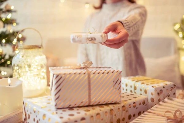 Mujer Sentada Sofá Cerca Del Árbol Navidad Empacando Cajas Regalo —  Fotos de Stock