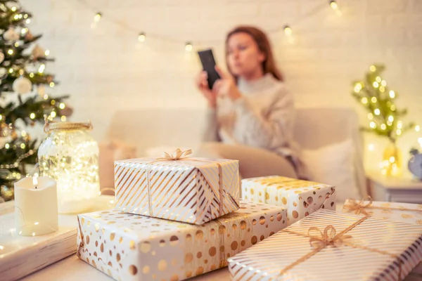 Ofokuserad Suddig Kvinna Sitter Och Avkoppling Nära Julgran Prata Telefonen — Stockfoto