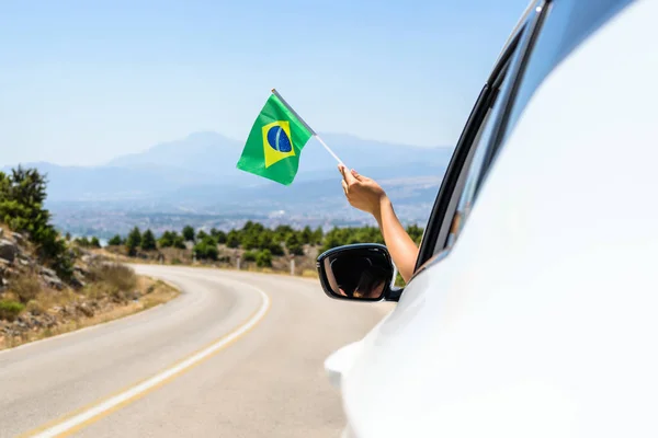 Vrouw Met Braziliaanse Vlag Uit Het Open Autoraam Rijdend Langs — Stockfoto