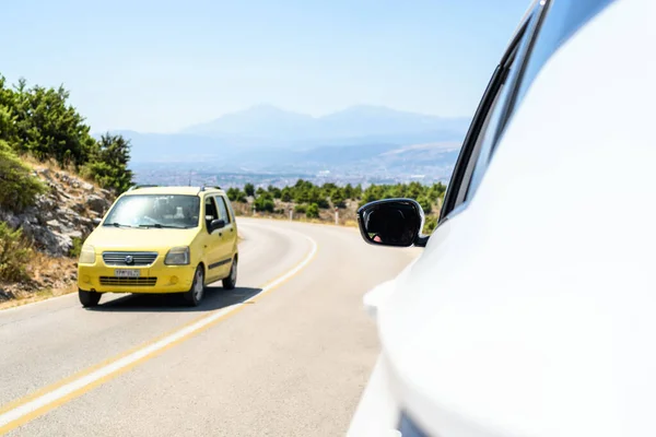 Coche Las Serpentinas Montañas Carretera Vacaciones Verano Concepto Libertad Espacio — Foto de Stock