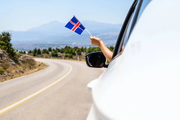 Aki Izland Zászlaját Tartja Nyitott Autó Ablakából Hegyekben Halad Végig — Stock Fotó