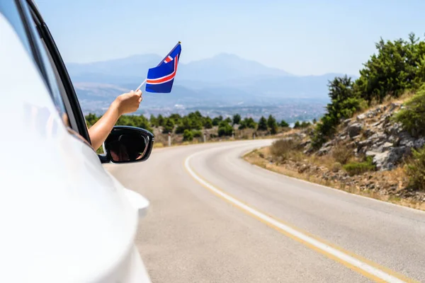 Γυναίκα Κρατώντας Σημαία Ισλανδίας Από Ανοιχτό Παράθυρο Του Αυτοκινήτου Οδήγηση — Φωτογραφία Αρχείου