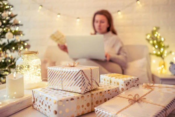 Mujer Desenfocada Borrosa Sofá Usando Portátil Para Buscar Ideas Regalos —  Fotos de Stock