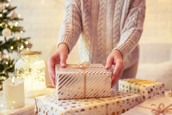 Mujer Sentada Sofá Cerca Del Árbol Navidad Empacando Cajas Regalo —  Fotos de Stock