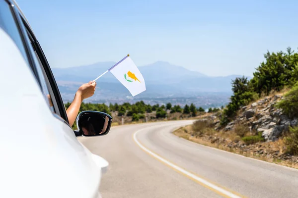 Γυναίκα Κρατώντας Την Κυπριακή Σημαία Από Ανοιχτό Παράθυρο Του Αυτοκινήτου — Φωτογραφία Αρχείου