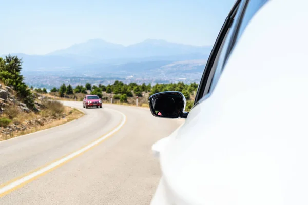 Auto Auf Der Serpentinenstraße Sommerurlaub Freiheitsbegriff Kopierraum — Stockfoto