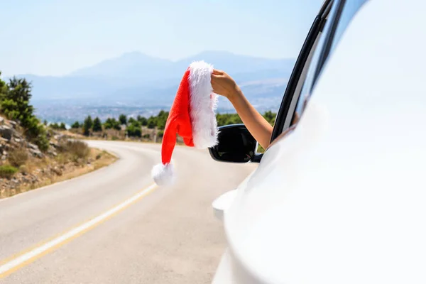 Femme Conduisant Une Voiture Tenant Chapeau Père Noël Par Fenêtre — Photo