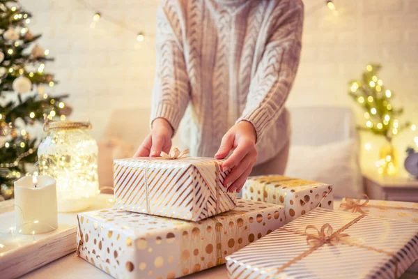 Mujer Sentada Sofá Cerca Del Árbol Navidad Empacando Cajas Regalo —  Fotos de Stock