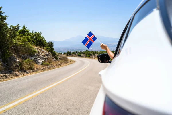 Aki Izland Zászlaját Tartja Nyitott Autó Ablakából Hegyekben Halad Végig — Stock Fotó