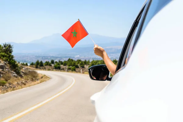 Mulher Segurando Bandeira Marrocos Partir Janela Carro Aberto Dirigindo Longo — Fotografia de Stock