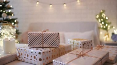 Noel hediyesi kutuları beyaz altın kağıtlara sarılmış.