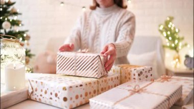 El yapımı hediye kutularını paketledikten sonra koltukta oturan kadın. Aile için hediyeler