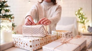 El yapımı hediye kutularını paketledikten sonra koltukta oturan kadın. Aile için hediyeler