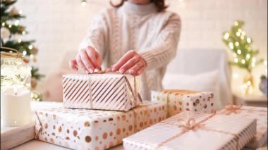 El yapımı hediye kutularını paketledikten sonra koltukta oturan kadın. Aile için hediyeler