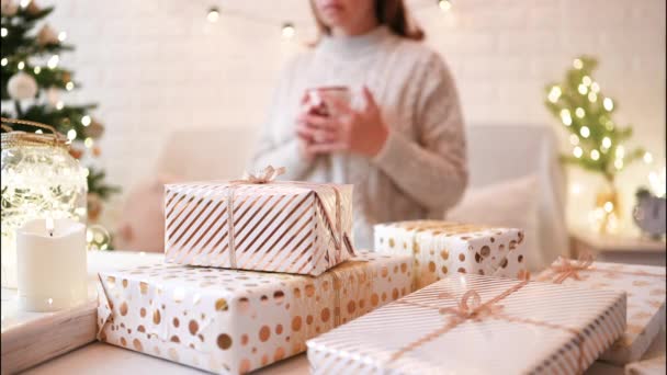 Mujer Sentada Sofá Después Empacar Cajas Regalo Hechas Mano Regalos — Vídeo de stock