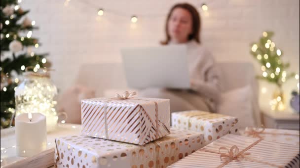 Женщина Сидящая Диване После Упаковки Подарочных Коробок Ручной Работы Подарки — стоковое видео