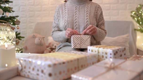 Mujer Sentada Sofá Después Empacar Cajas Regalo Hechas Mano Regalos — Vídeo de stock