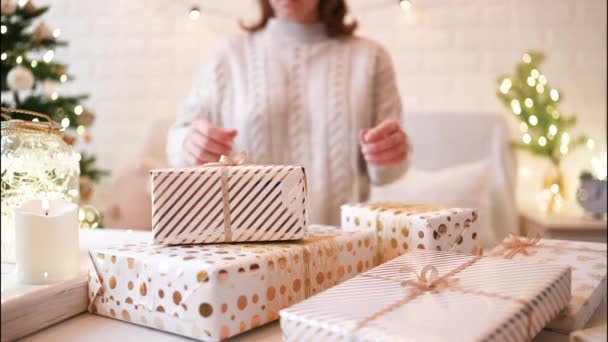 包装完手工制作的礼品盒后 女人坐在沙发上 送给家人的礼物 — 图库视频影像