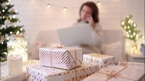 Vrouw Zittend Bank Het Inpakken Van Handgemaakte Geschenkdozen Cadeaus Voor — Stockvideo