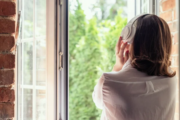 Giovane Bella Donna Felice Cuffia Ascoltare Musica Apre Finestra Della — Foto Stock