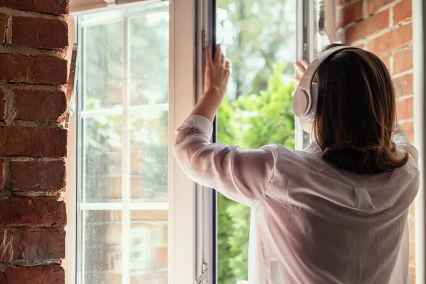 Jonge Mooie Gelukkige Vrouw Koptelefoon Luisteren Muziek Opent Venster Van — Stockfoto