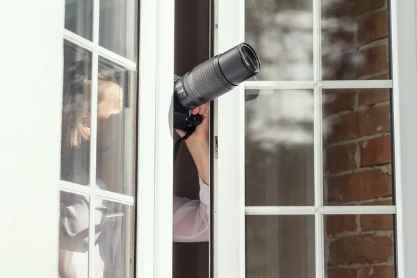 Vrouw Met Zoomlens Camera Maakt Macro Foto Door Open Venster — Stockfoto