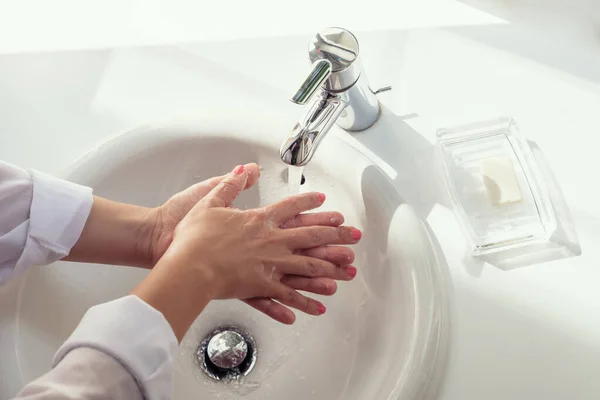 Frau Wäscht Hände Reiben Mit Seife Weißen Waschbecken Badezimmer Mit — Stockfoto