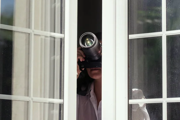 Privé Detective Met Spionage Zoomlens Camera Die Foto Maakt Door — Stockfoto