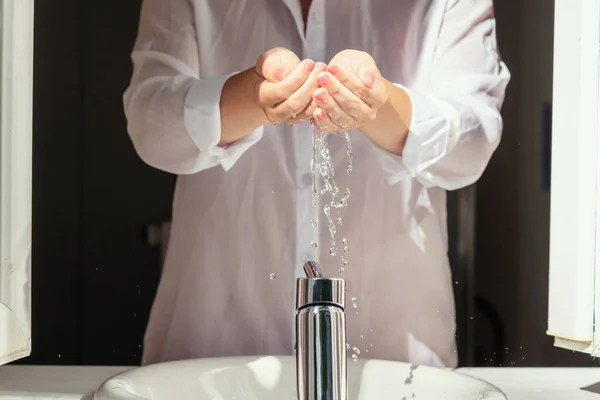Podczas Porannego Mycia Krople Wody Spływają Kobiecymi Rękami Kobieta Stojąca — Zdjęcie stockowe