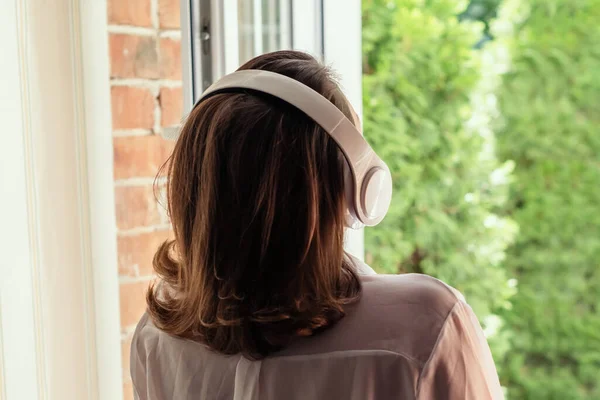 Jonge Mooie Gelukkige Vrouw Koptelefoon Luisteren Muziek Opent Venster Van — Stockfoto