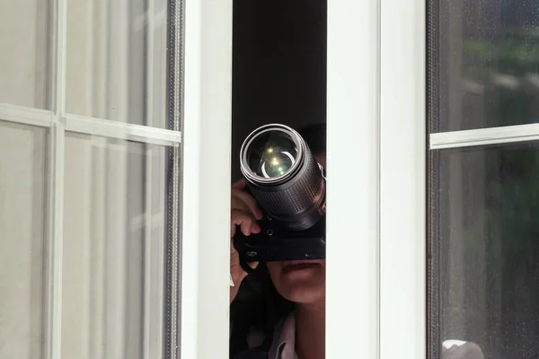 Жінка Збільшеною Камерою Єктива Робить Макрознімок Через Відкрите Вікно Природи — стокове фото
