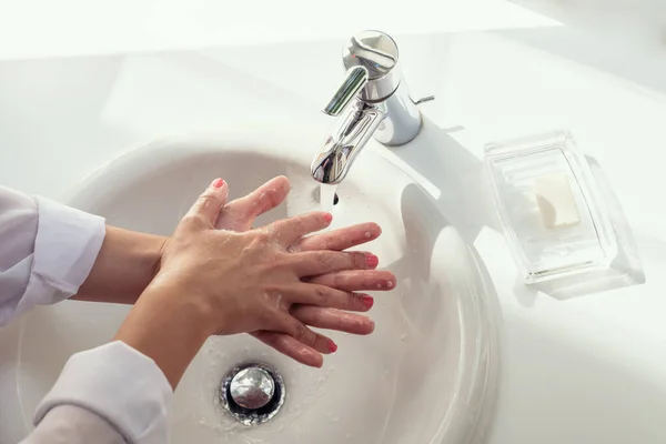 Wanita Mencuci Tangan Menggosok Dengan Sabun Wastafel Putih Kamar Mandi — Stok Foto